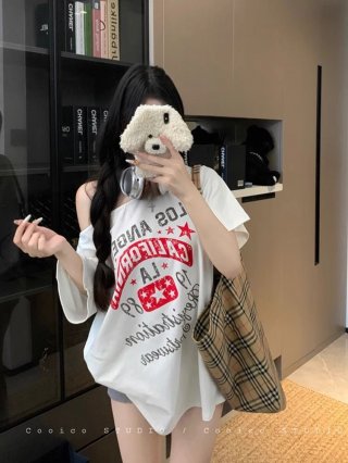 American retro style off-shoulder short-sleeved t-shirt for women, summer design, unique loose fit, sexy top.