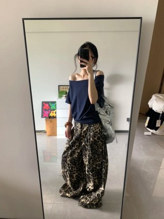 American retro style off-shoulder short-sleeved t-shirt for women, summer design, unique loose fit, sexy top.