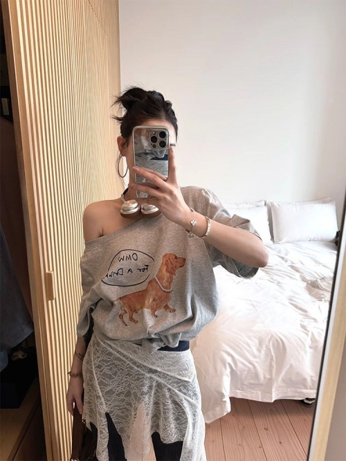 American retro style off-shoulder short-sleeved t-shirt for women, summer design, unique loose fit, sexy top.