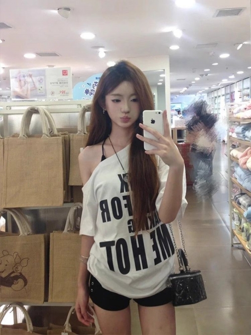 American retro style off-shoulder short-sleeved t-shirt for women, summer design, unique loose fit, sexy top.