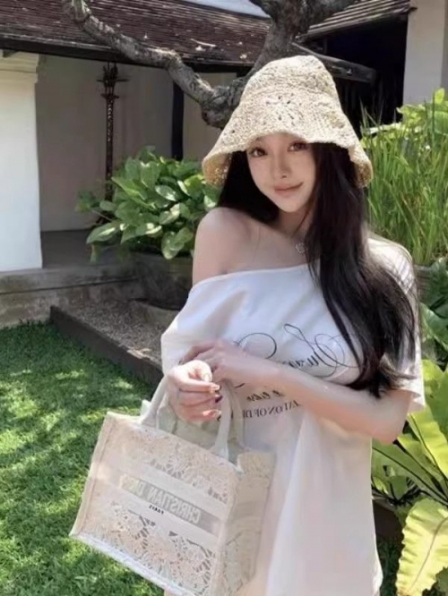 American retro style off-shoulder short-sleeved t-shirt for women, summer design, unique loose fit, sexy top.