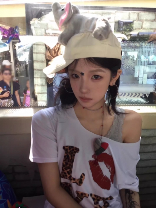 American retro style off-shoulder short-sleeved t-shirt for women, summer design, unique loose fit, sexy top.