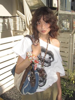 American retro style off-shoulder short-sleeved t-shirt for women, summer design, unique loose fit, sexy top.