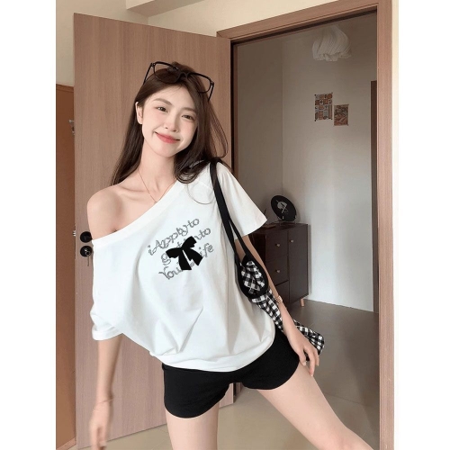 American retro style off-shoulder short-sleeved t-shirt for women, summer design, unique loose fit, sexy top.