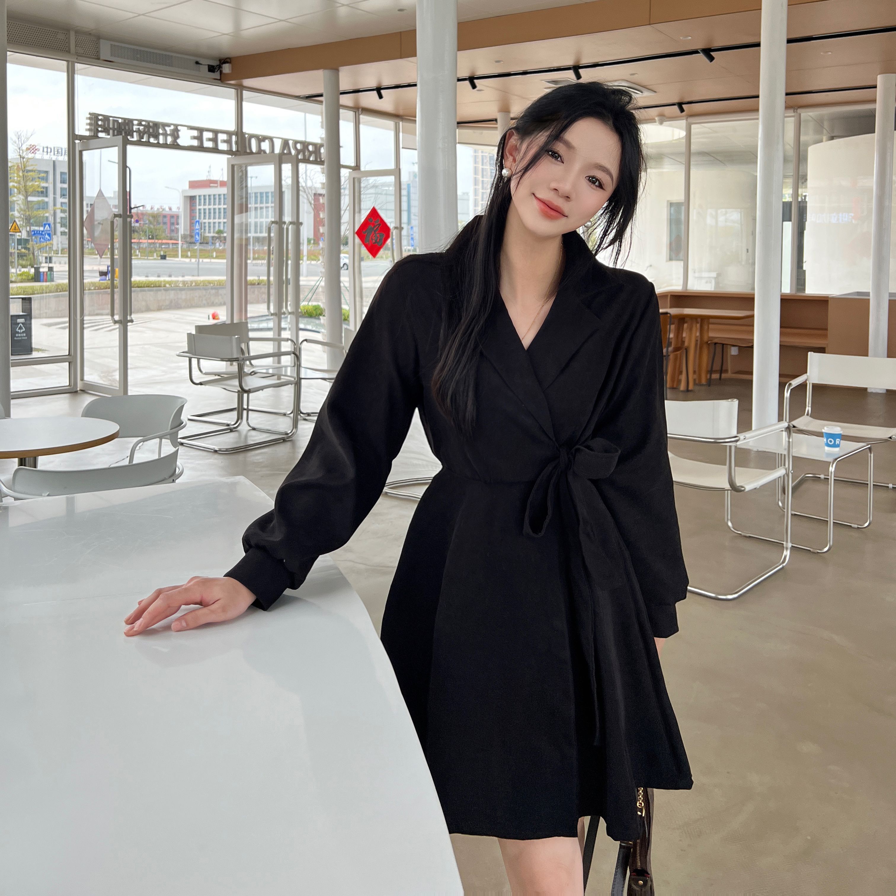 French Hepburn-inspired corduroy black long-sleeved suit dress, sophisticated autumn/winter style, unique fitted waist short skirt