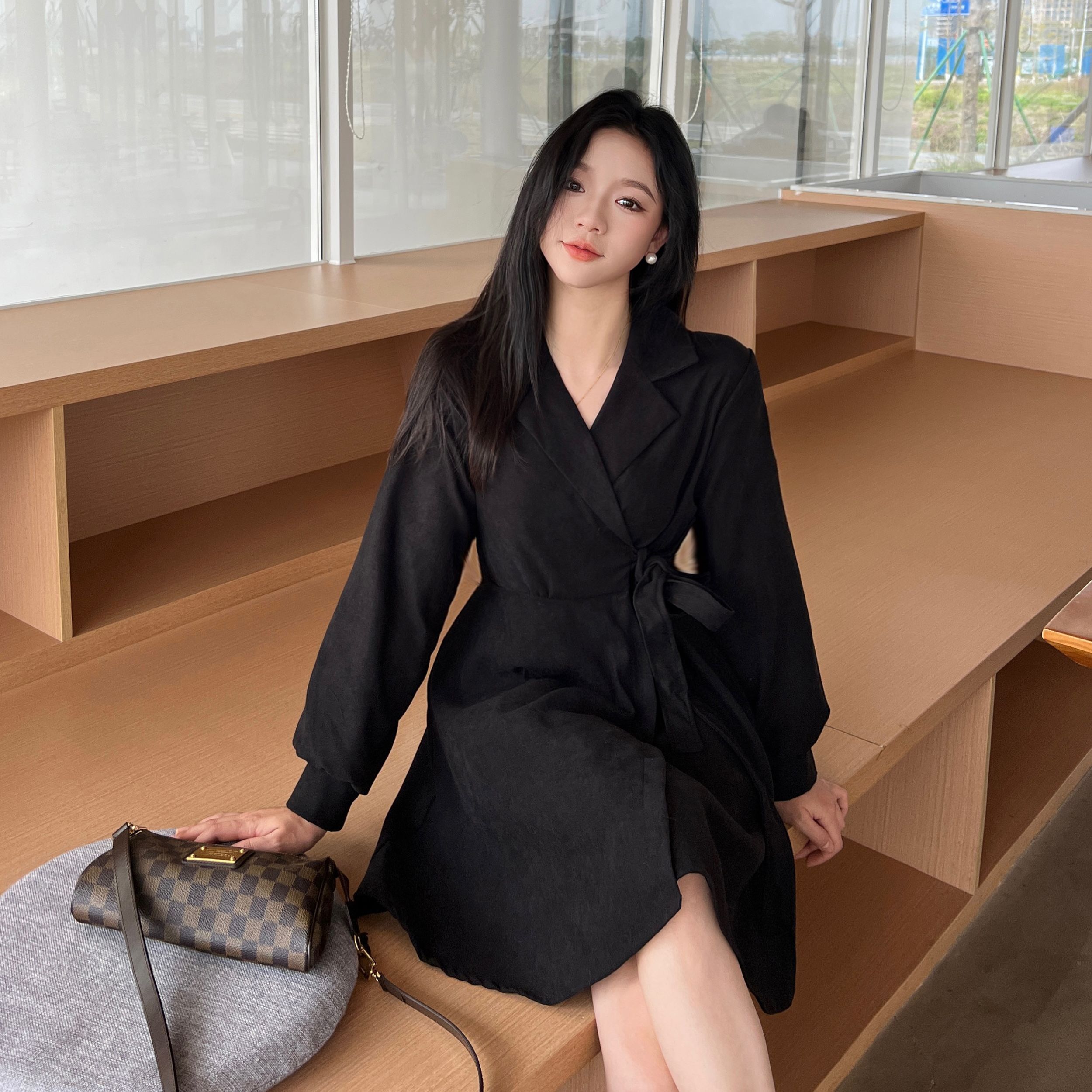 French Hepburn-inspired corduroy black long-sleeved suit dress, sophisticated autumn/winter style, unique fitted waist short skirt