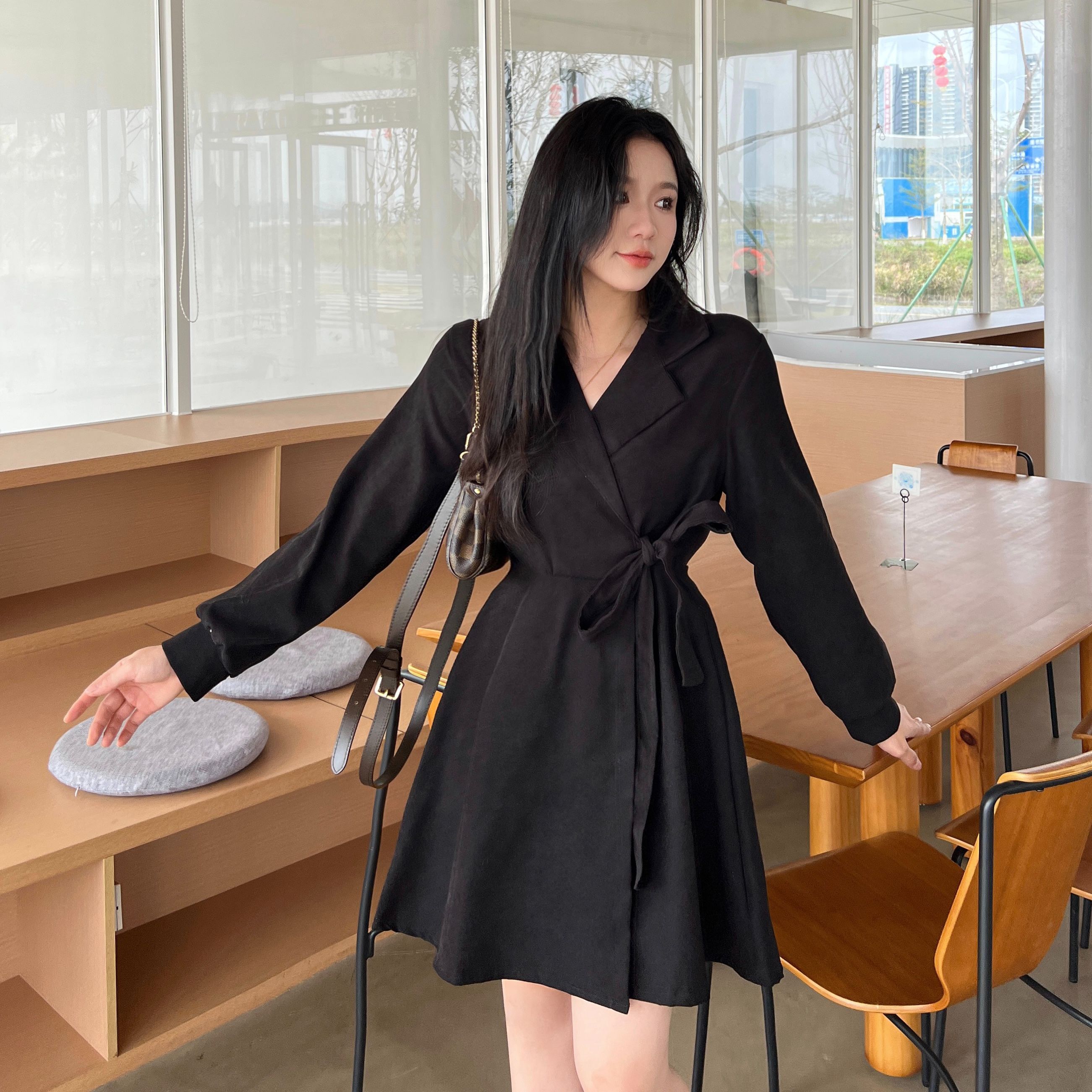 French Hepburn-inspired corduroy black long-sleeved suit dress, sophisticated autumn/winter style, unique fitted waist short skirt