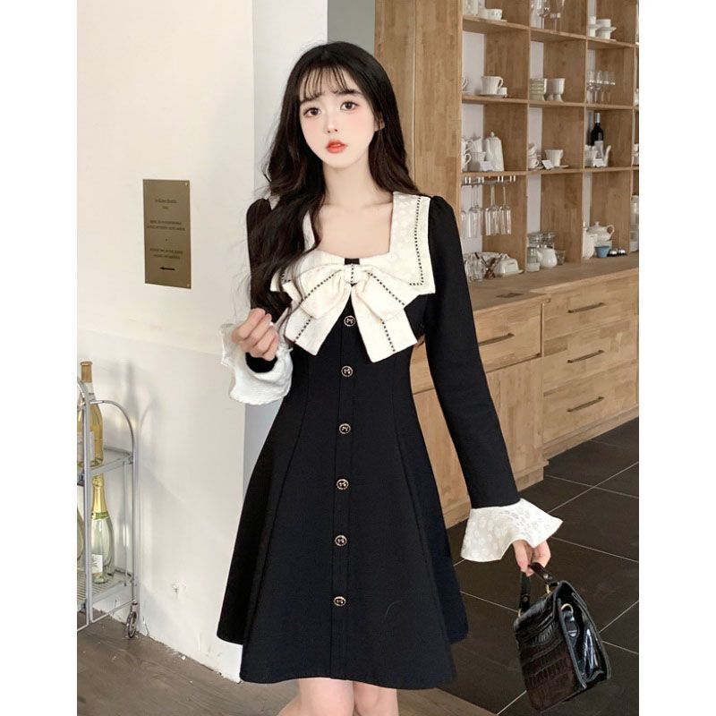 Plus-size French-style square neckline dress for women, autumn style, slimming design, color-blocked flared sleeves, little black dress