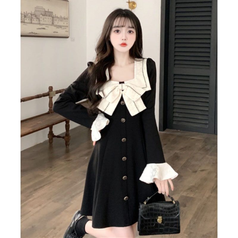 Plus-size French-style square neckline dress for women, autumn style, slimming design, color-blocked flared sleeves, little black dress