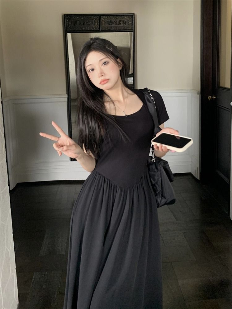 Unique design square neckline Hepburn style black short-sleeved dress, new summer style, slimming long skirt.
