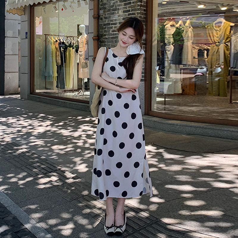 Real shot of a polka dot dress, new summer style, elegant retro sleeveless A-line long dress, loose and slimming vest dress.