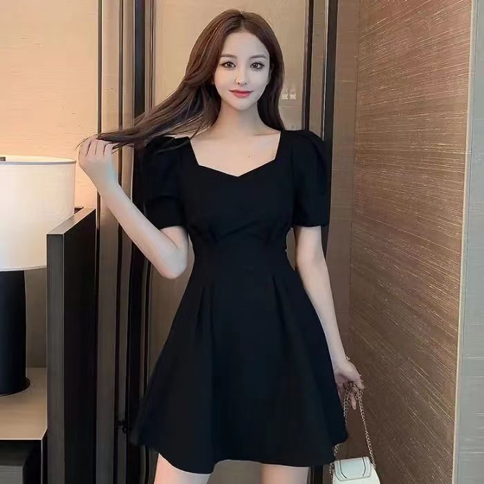 Summer Korean style women's dress with a slim waist, sexy square neck, puff sleeves, and elegant style.