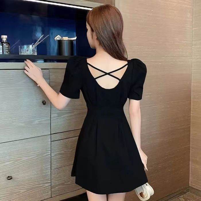 Summer Korean style women's dress with a slim waist, sexy square neck, puff sleeves, and elegant style.