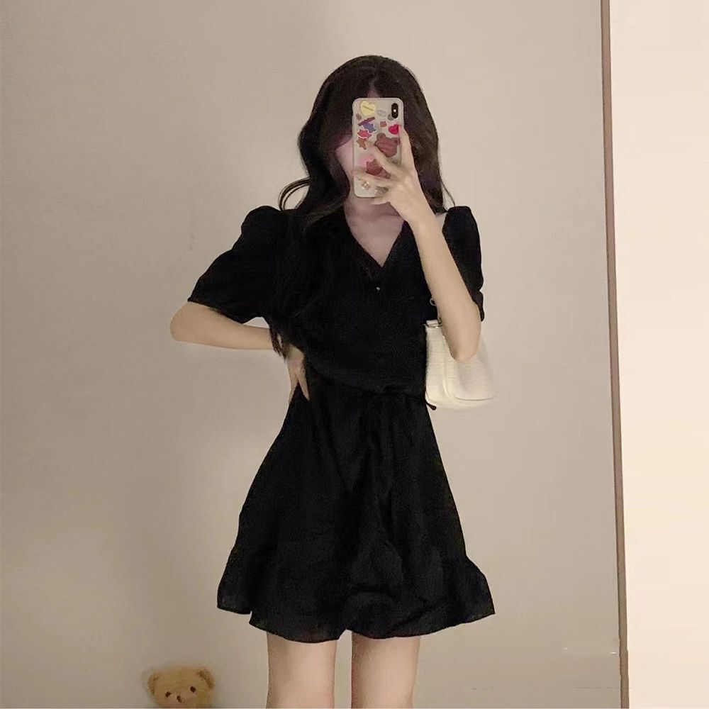 Highly rated black puff sleeve elegant dress, 2025 new French style short little black dress, waist-cinching and flattering.