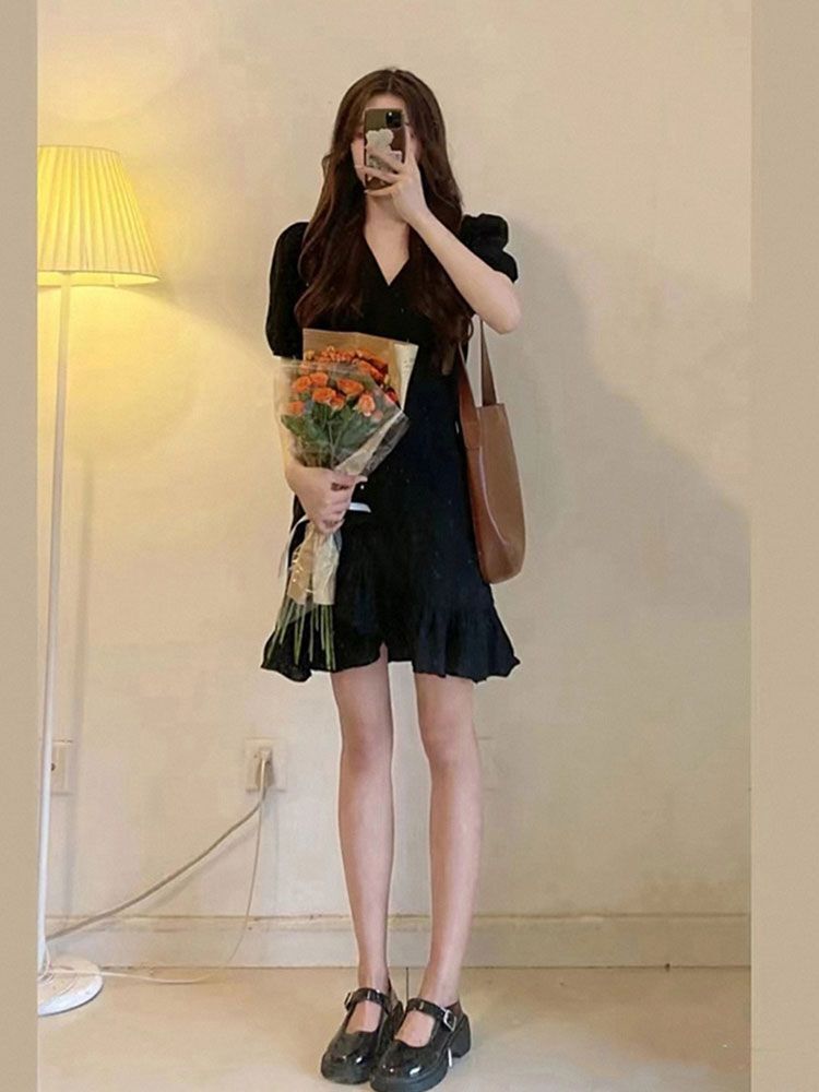 Highly rated black puff sleeve elegant dress, 2025 new French style short little black dress, waist-cinching and flattering.