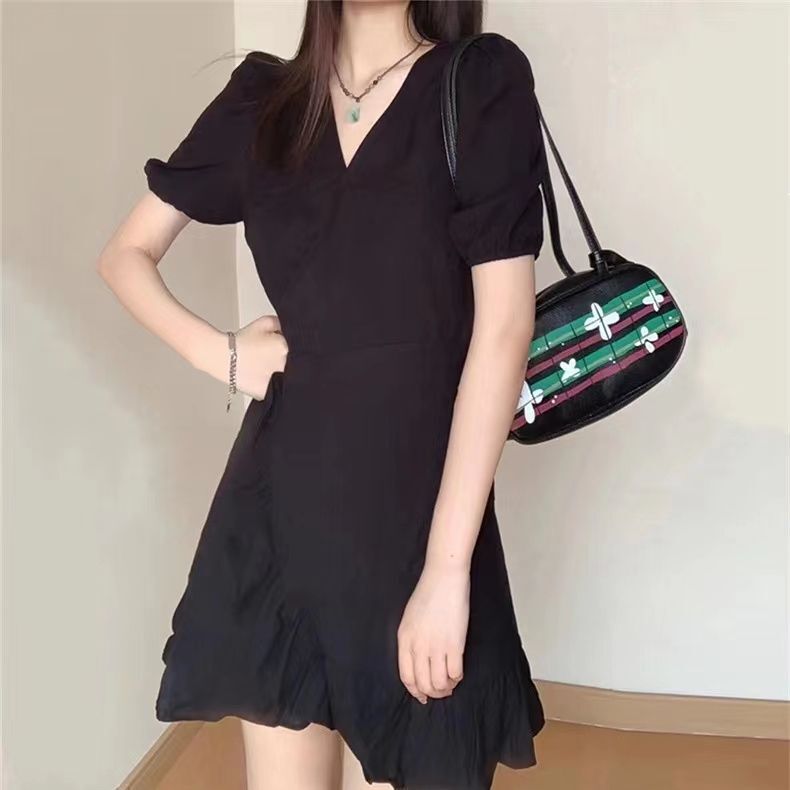 Highly rated black puff sleeve elegant dress, 2025 new French style short little black dress, waist-cinching and flattering.