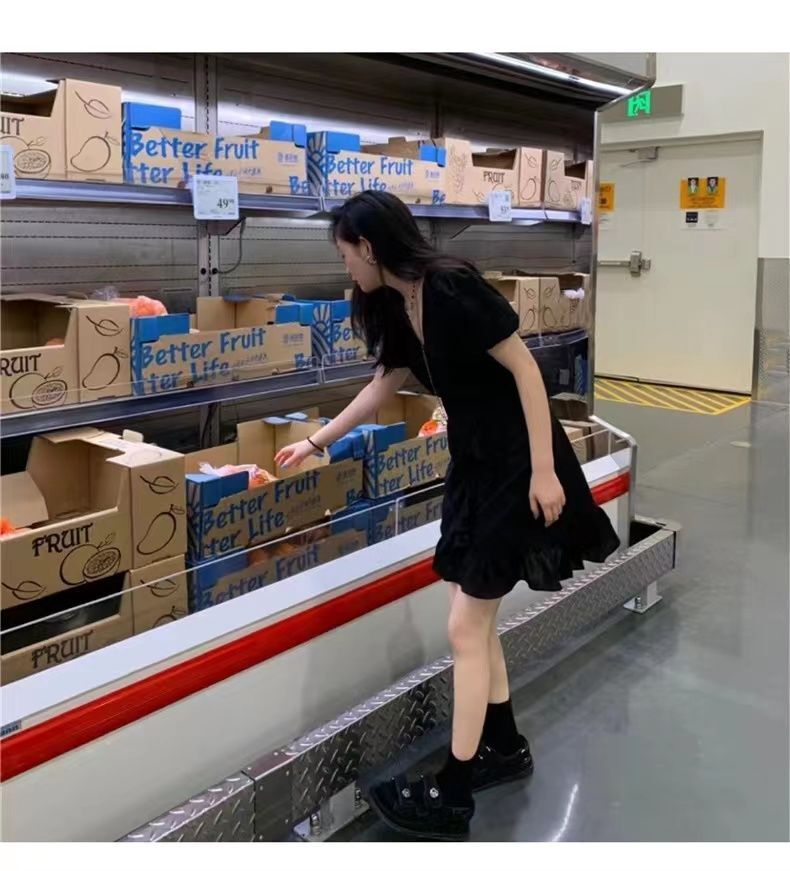 Highly rated black puff sleeve elegant dress, 2025 new French style short little black dress, waist-cinching and flattering.