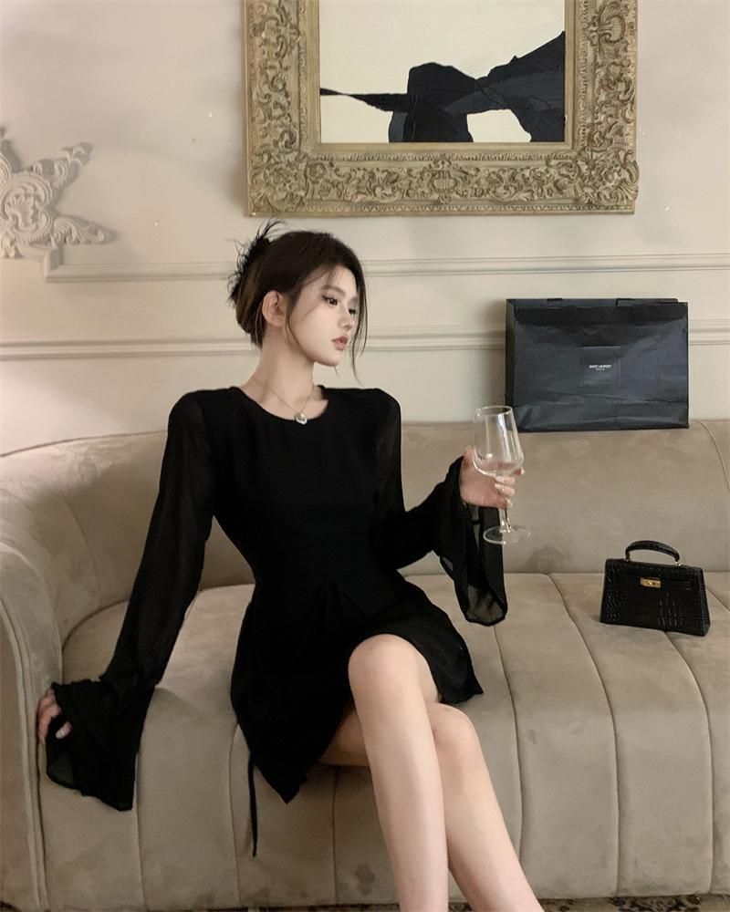 Black long-sleeved dress for women, summer French style, short skirt, A-line silhouette, backless design, elegant and sophisticated.