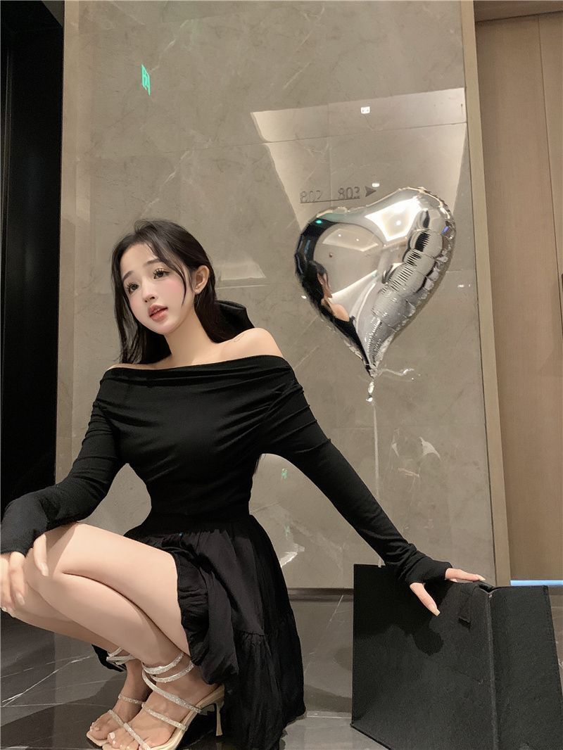 Pure and alluring French-style off-the-shoulder little black dress, spring style, elegant and fashionable, waist-cinching, slimming long-sleeved dress for women.