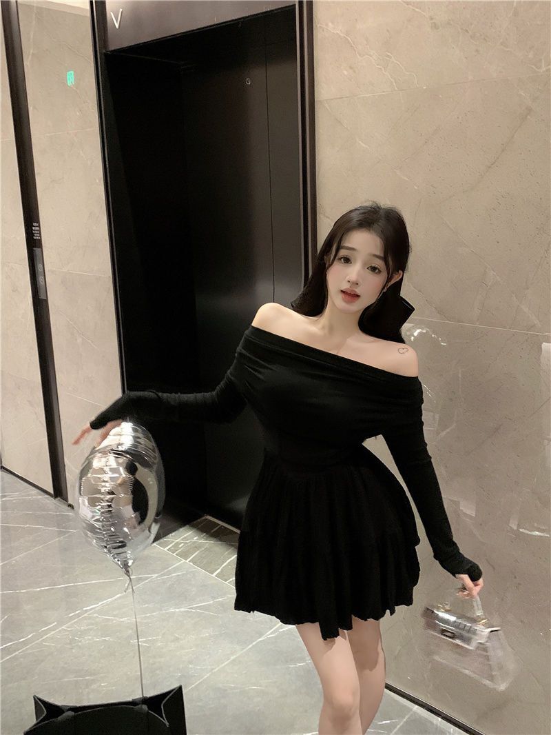 Pure and alluring French-style off-the-shoulder little black dress, spring style, elegant and fashionable, waist-cinching, slimming long-sleeved dress for women.