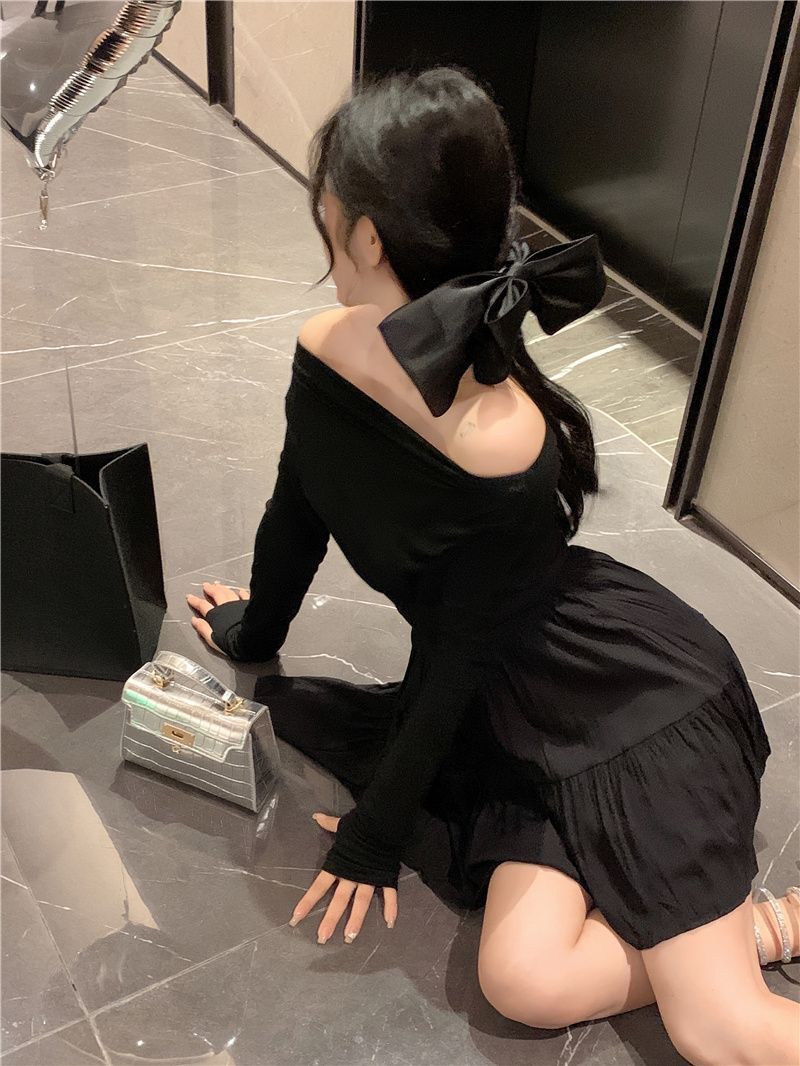 Pure and alluring French-style off-the-shoulder little black dress, spring style, elegant and fashionable, waist-cinching, slimming long-sleeved dress for women.
