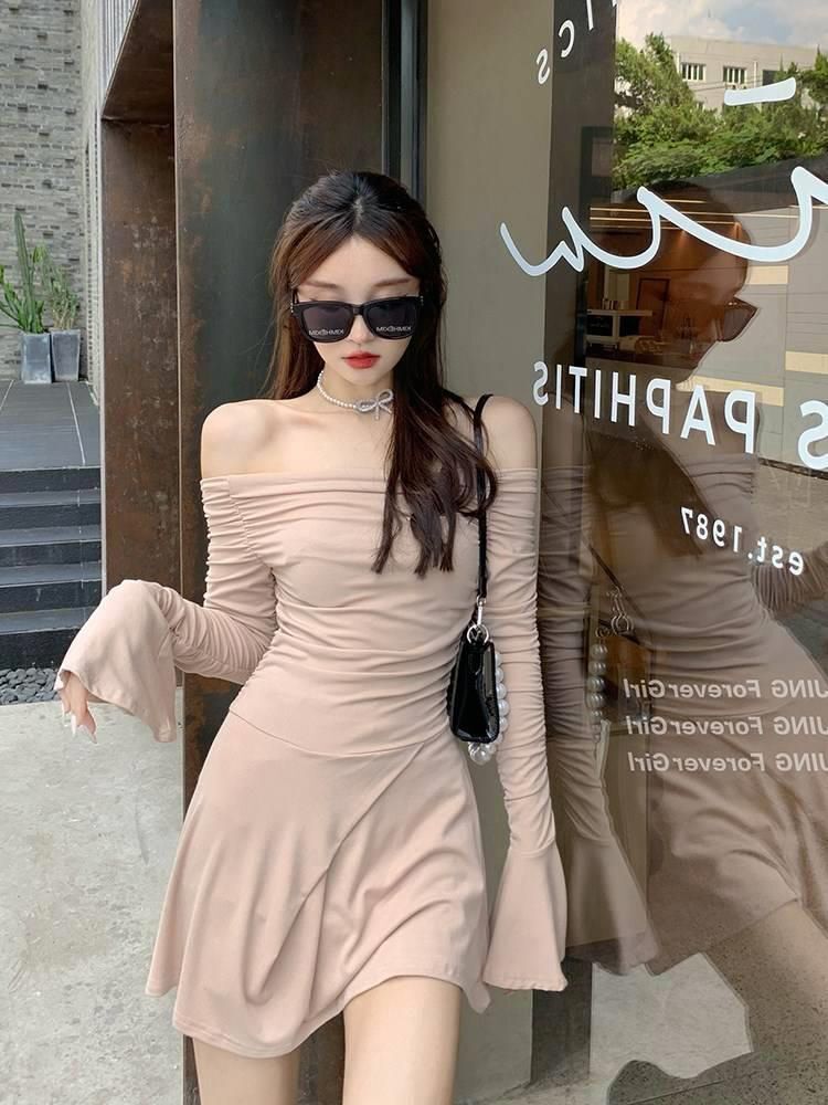 Nude-colored sexy and alluring dress for women, autumn 2025 new style, bell sleeves, waist-cinching, slimming, off-shoulder design.