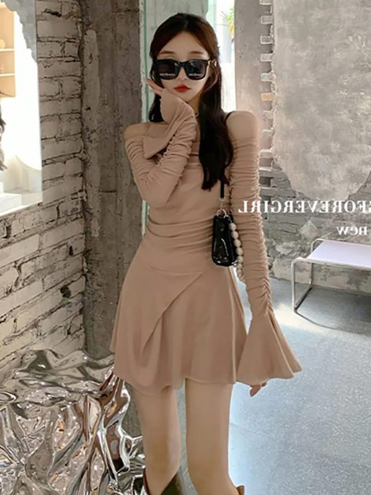 Nude-colored sexy and alluring dress for women, autumn 2025 new style, bell sleeves, waist-cinching, slimming, off-shoulder design.