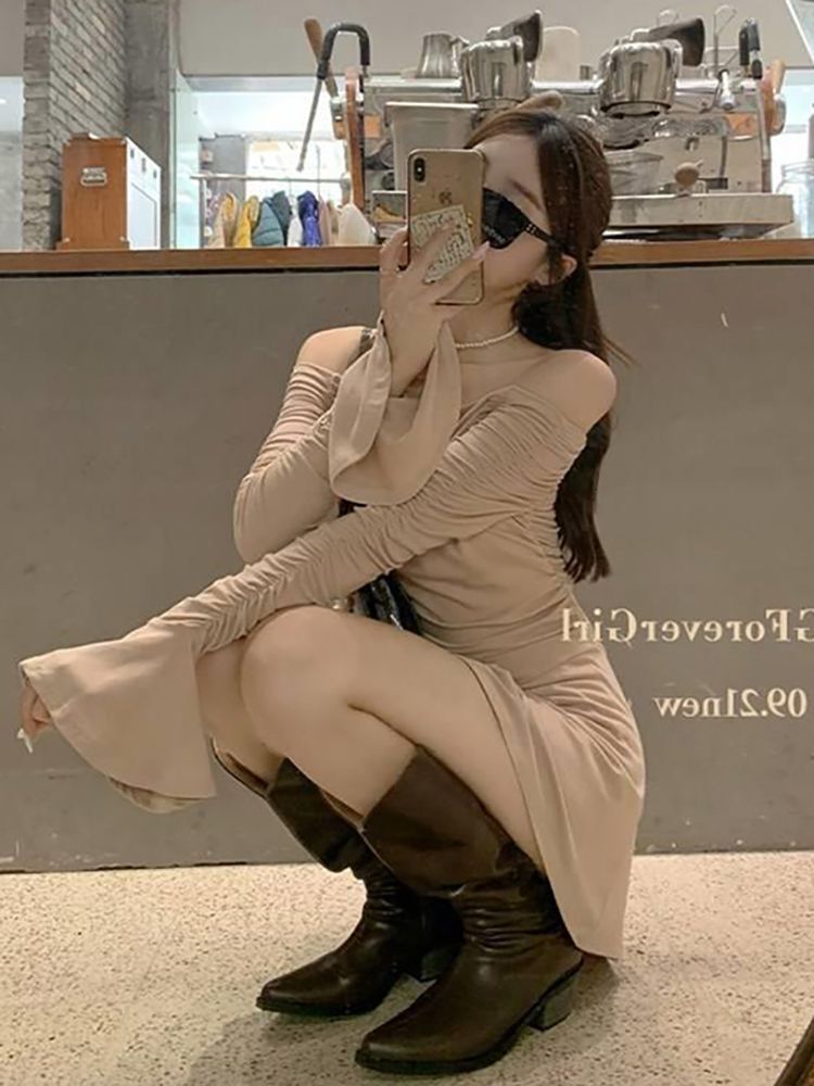 Nude-colored sexy and alluring dress for women, autumn 2025 new style, bell sleeves, waist-cinching, slimming, off-shoulder design.