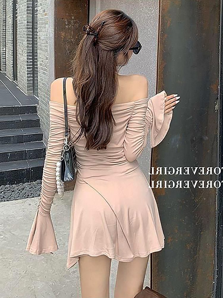 Nude-colored sexy and alluring dress for women, autumn 2025 new style, bell sleeves, waist-cinching, slimming, off-shoulder design.