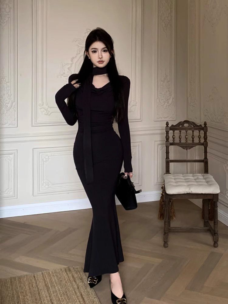 Sexy French-style elegant halter neck bodycon maxi dress, 2025 early spring collection, sophisticated and elegant slim-fitting fishtail style.