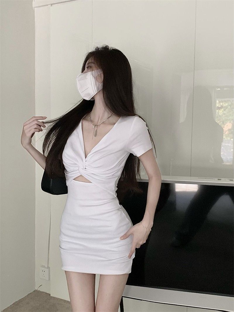 Sexy and sexy hollow-out V-neck short-sleeved dress for summer, white, elegant cross-over waist-cinching bodycon skirt.