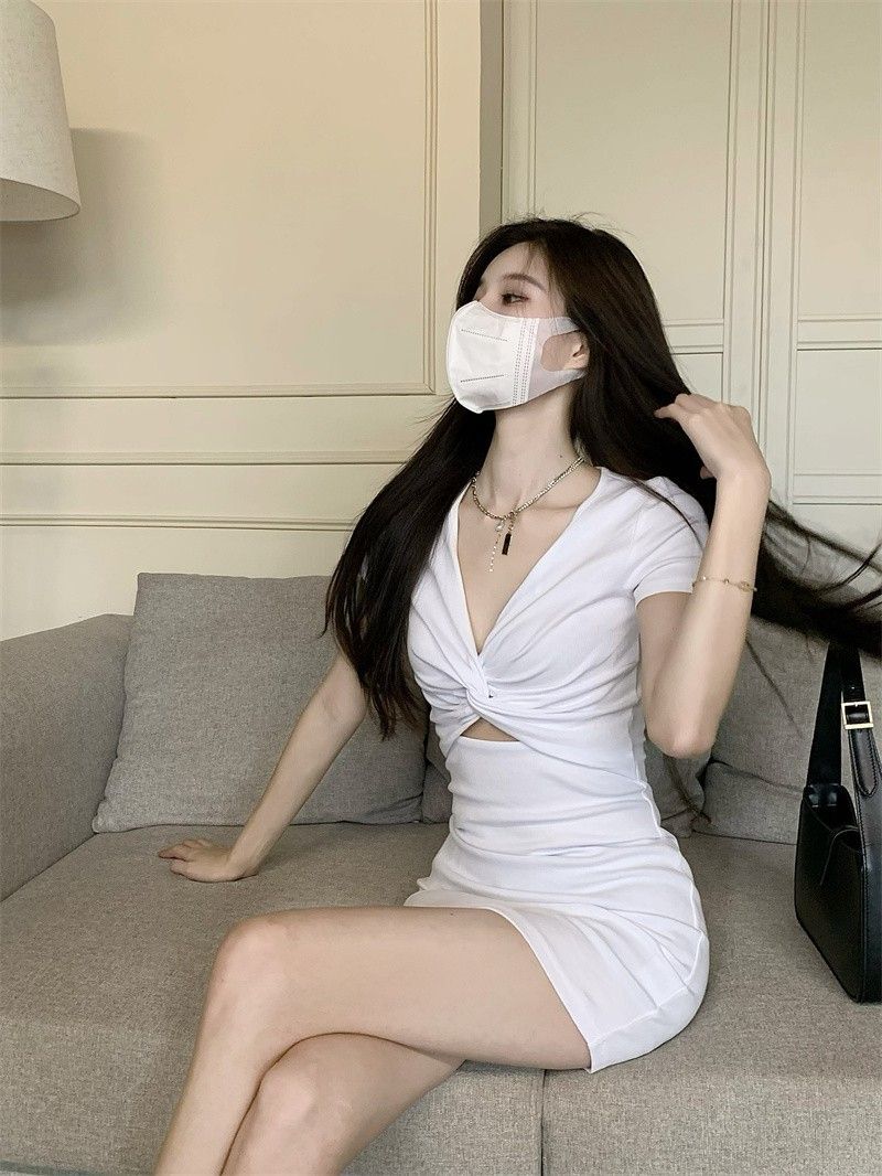 Sexy and sexy hollow-out V-neck short-sleeved dress for summer, white, elegant cross-over waist-cinching bodycon skirt.