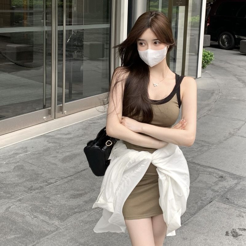 Color-blocked U-neck camisole dress for women, summer, sexy, slimming, and figure-hugging short skirt.