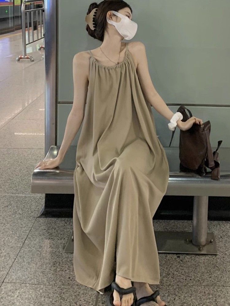 Halter neck suspender dress, new summer 2024 style, pear-shaped figure, loose and slimming, elegant French style.