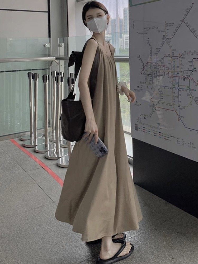 Halter neck suspender dress, new summer 2024 style, pear-shaped figure, loose and slimming, elegant French style.