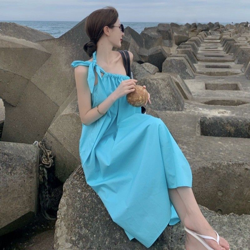 Sanya travel outfit photoshoot beach dress for petite women, super elegant and ethereal off-shoulder suspender dress for seaside vacation.