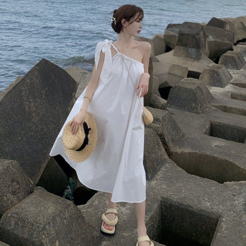 Sanya travel outfit photoshoot beach dress for petite women, super elegant and ethereal off-shoulder suspender dress for seaside vacation.