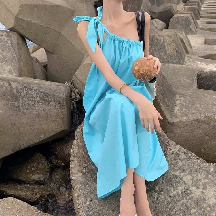 Sanya travel outfit photoshoot beach dress for petite women, super elegant and ethereal off-shoulder suspender dress for seaside vacation.