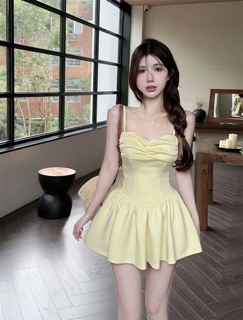 Pure and sexy off-shoulder pleated A-line skirt for women, summer 2025 new style, hot girl, waist-slimming suspender dress