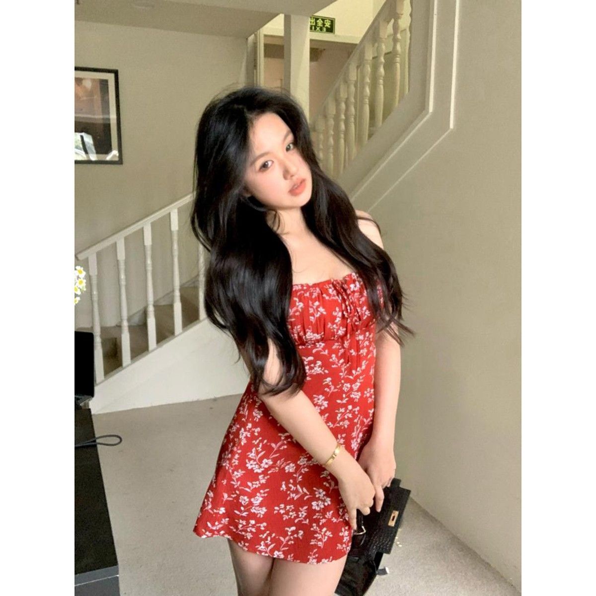 Red floral print sundress for women, new spring 2024 style, sexy, waist-cinching, slimming A-line dress.