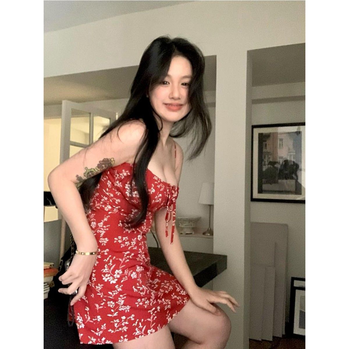 Red floral print sundress for women, new spring 2024 style, sexy, waist-cinching, slimming A-line dress.