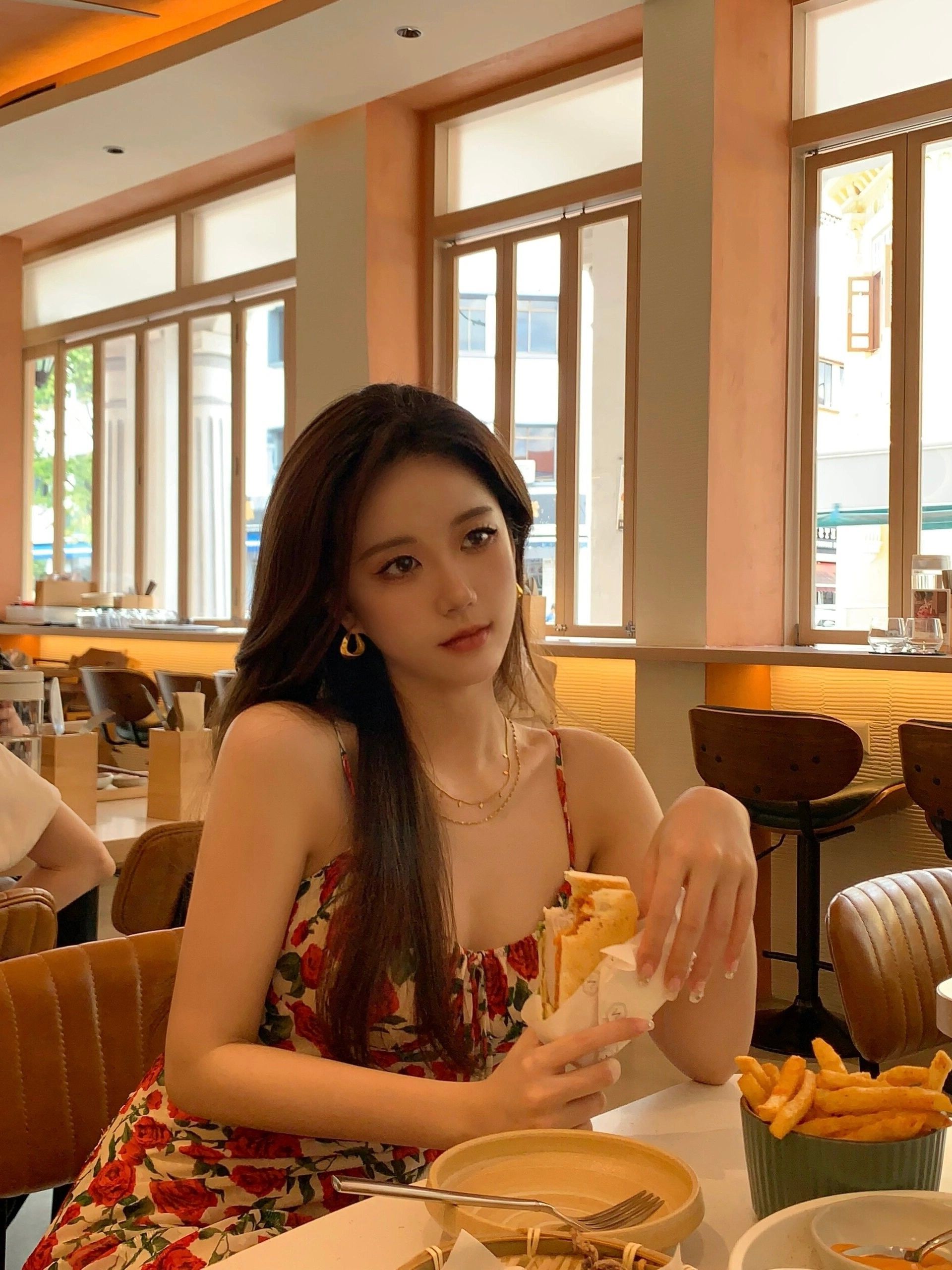 French retro rose print sundress for women, perfect for petite women, perfect for summer, exuding a beautiful, gentle, sexy, and slimming style.