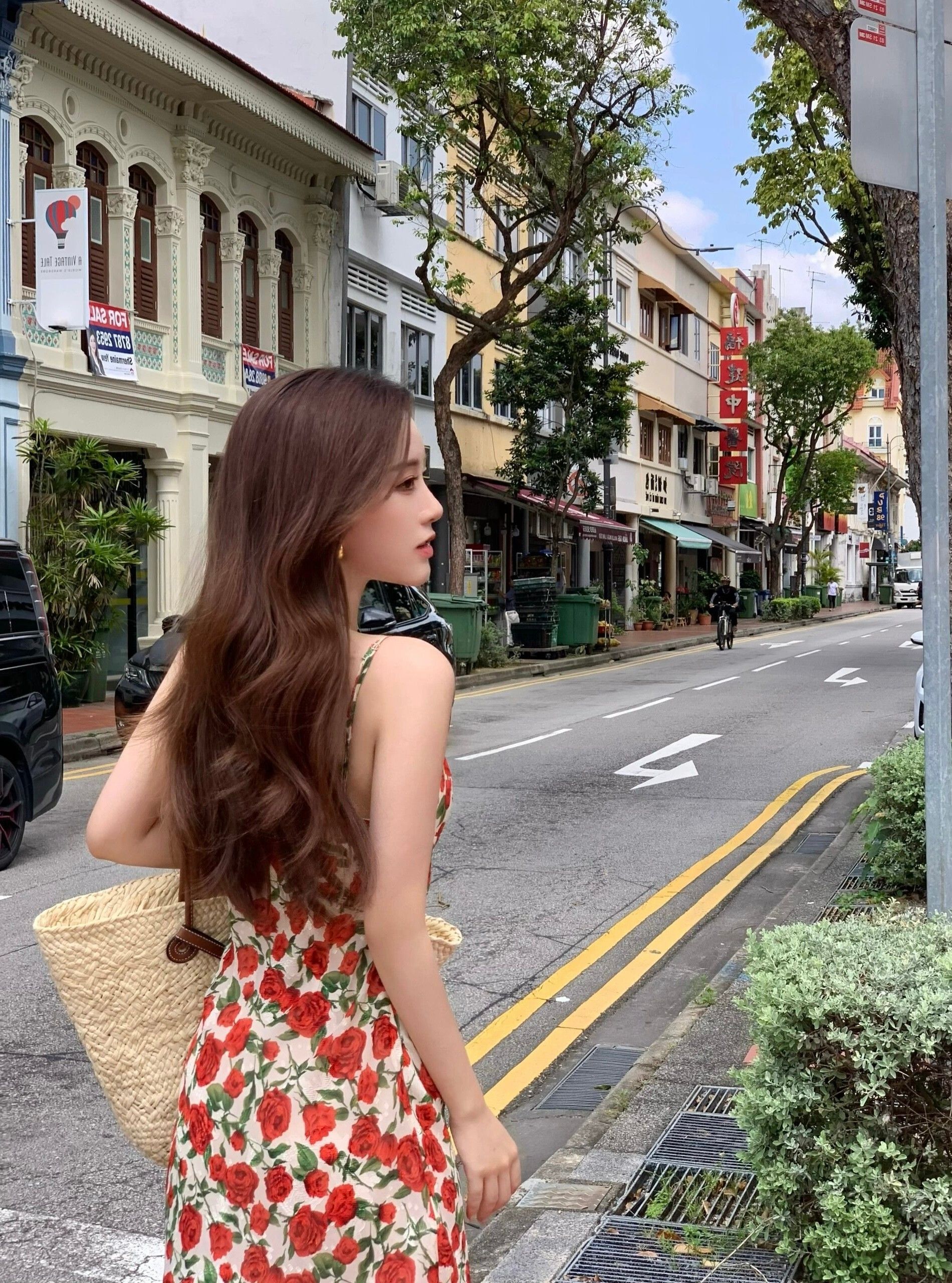 French retro rose print sundress for women, perfect for petite women, perfect for summer, exuding a beautiful, gentle, sexy, and slimming style.