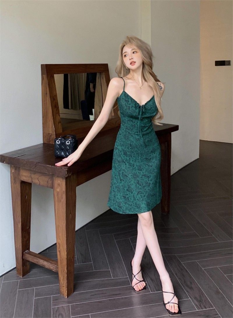 Green sleeveless floral print sundress for women, summer 2024 new style, petite, tea break, French pear shape.