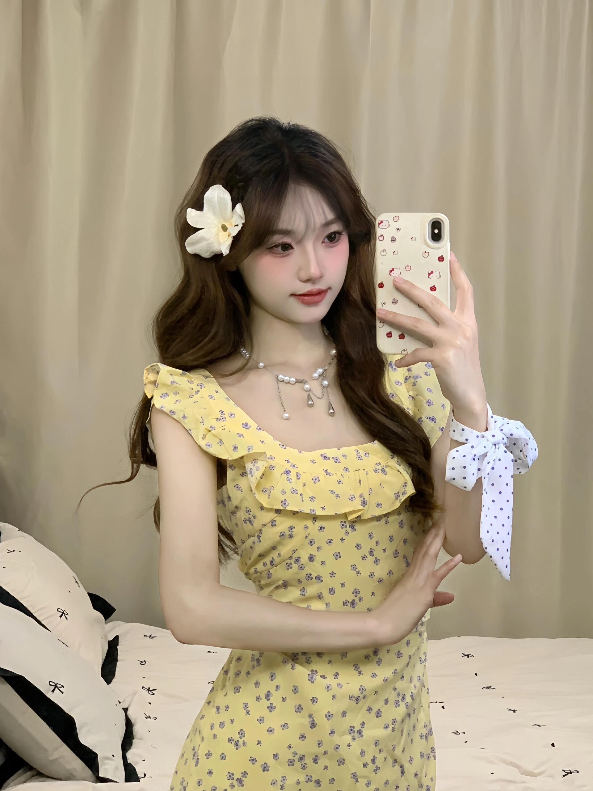 Korean style retro floral print dress for women, new summer 2024, elegant and slimming square neck with ruffled hem.