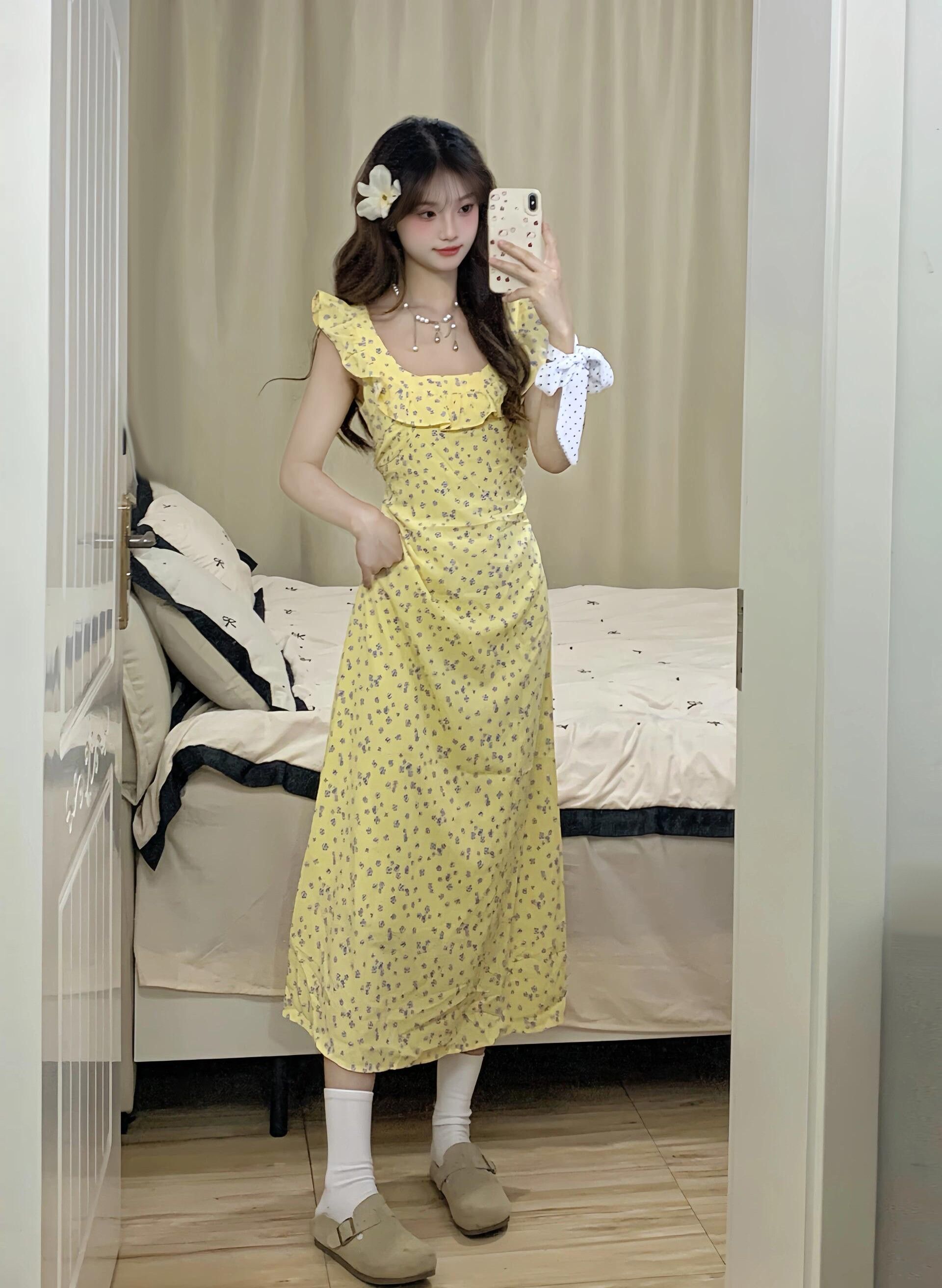 Korean style retro floral print dress for women, new summer 2024, elegant and slimming square neck with ruffled hem.
