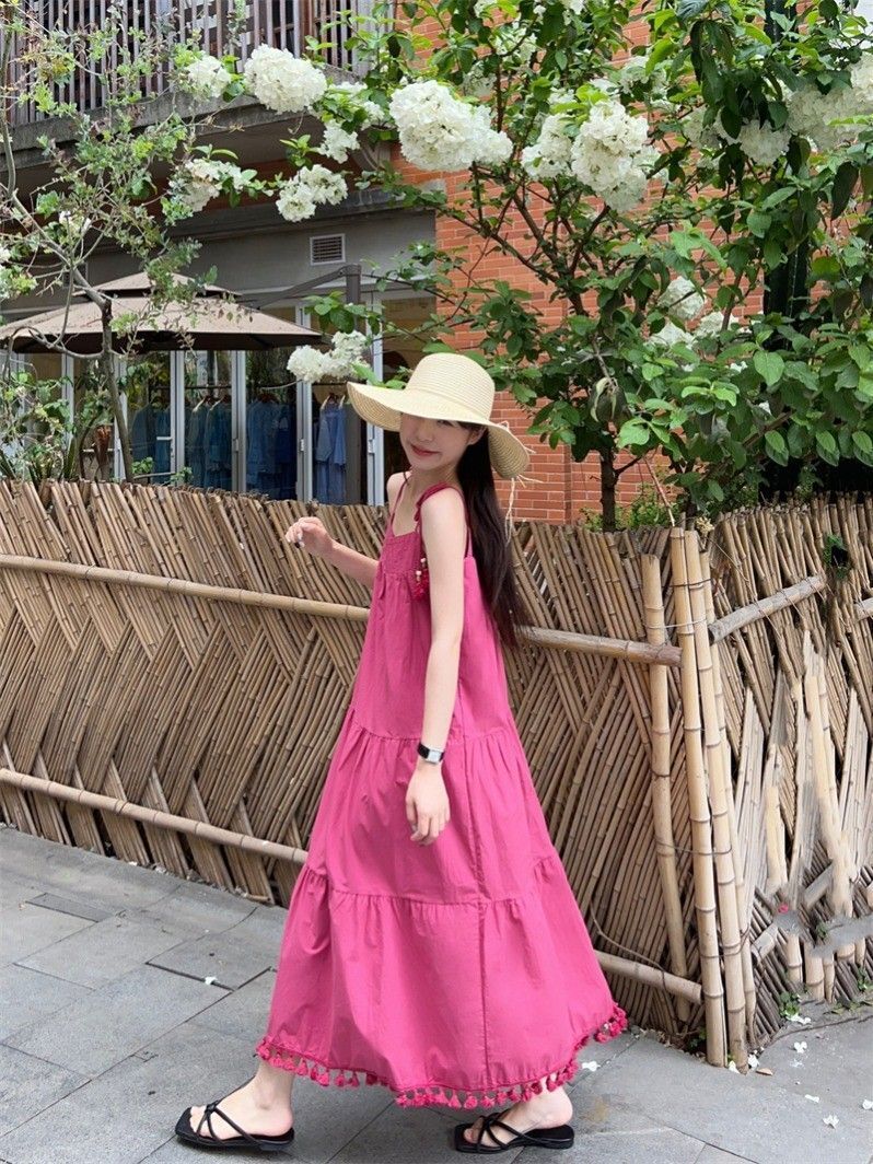 Niche design tassel halter dress for women, perfect for summer beach vacations, gentle style, loose fit, slimming and elegant long dress.