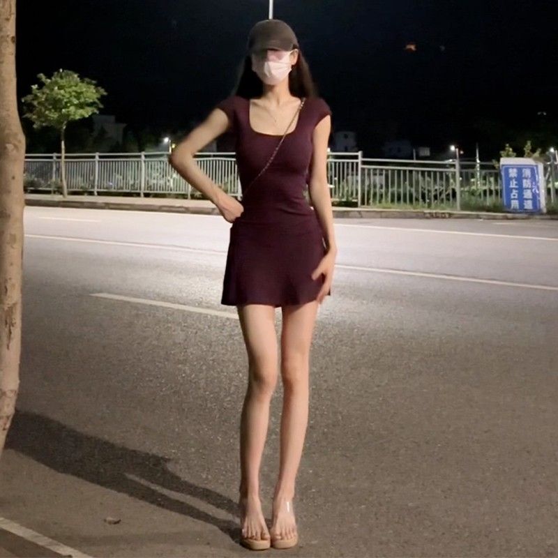 Pure and alluring purple U-neck short-sleeved dress for women, perfect for summer, sexy and flattering, slim-fitting A-line skirt.