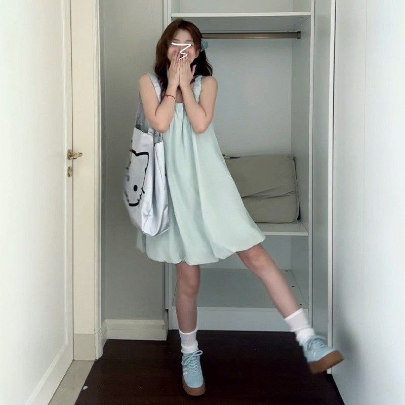 Petite women's elegant U-neck suspender dress, new summer style, French fashion tulip skirt, sweet and spicy short skirt.