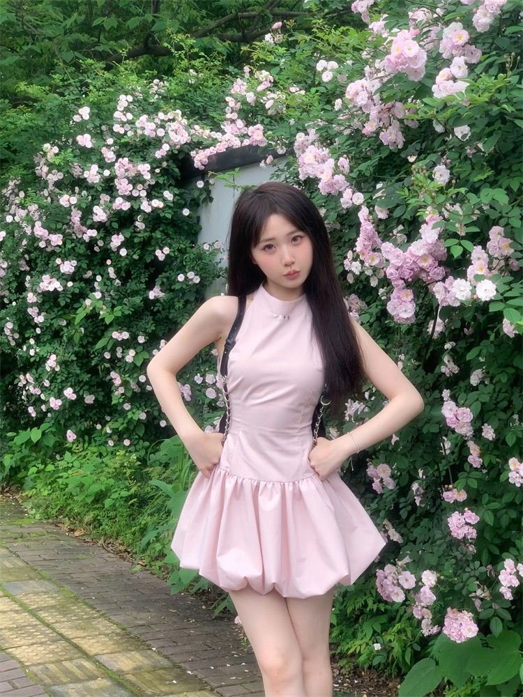 French-style sweet pink sleeveless halter neck dress for women, summer design, slimming waist, puffy short skirt, suitable for petite women.